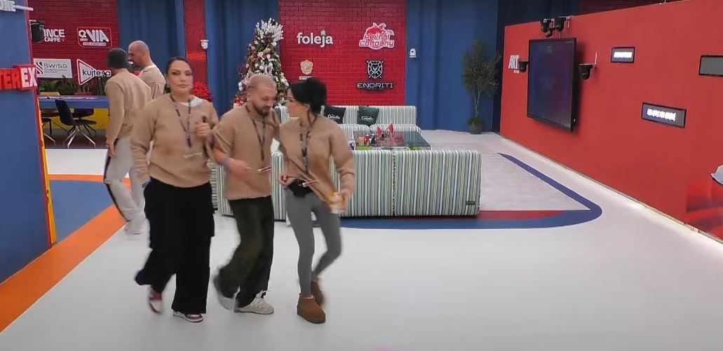 Gjesti e "nguc" Xhenetën, derisa e tërheq nga krahu