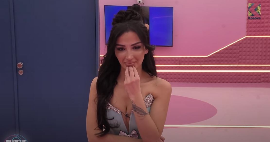 "Një nënë që të do pa kushte" - Njerka i çon mesazh të fuqishëm Xhenetës (VIDEO)