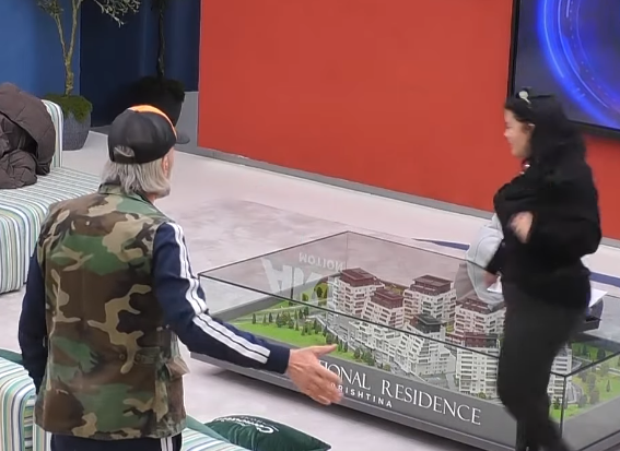 ''Qare s'ki!'', ''Ty me shtagë s'të preku'' - Xuxi humb durimin me Gresën për pastrim të frigoriferit! (VIDEO)
