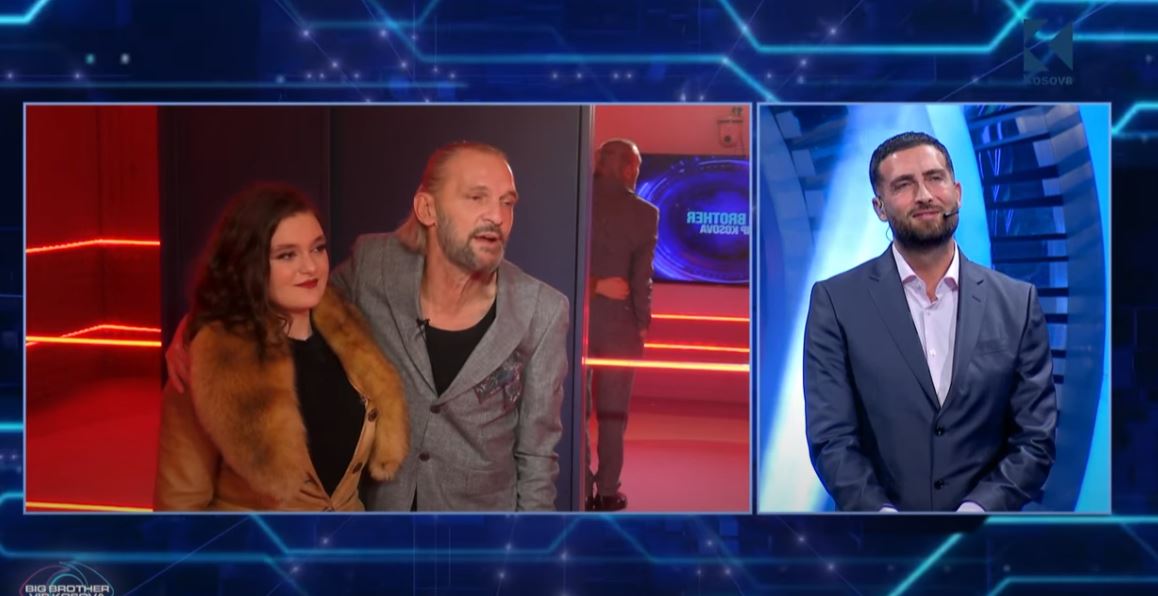 Xuxi surprizohet nga vajzat e tij gjatë spektaklit, lajme emocionuese dhe momente prekëse (VIDEO)