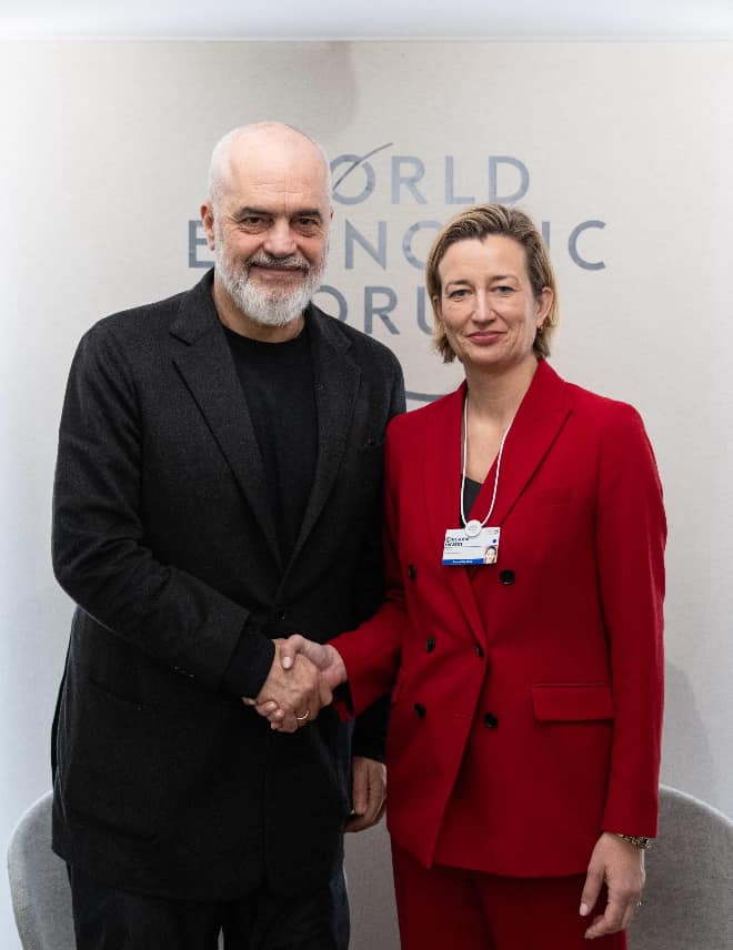Rama takon në Davos zyrtaren e TikTok-ut, i adreson shqetësimet që çuan Shqipërinë në mbylljen e platformës