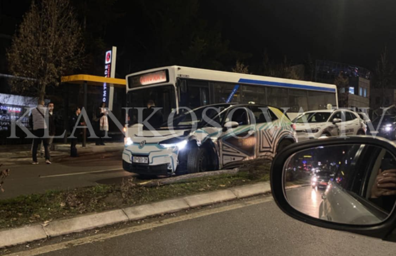 Aksident mes një autobusi dhe dy taksive në Ulpianë