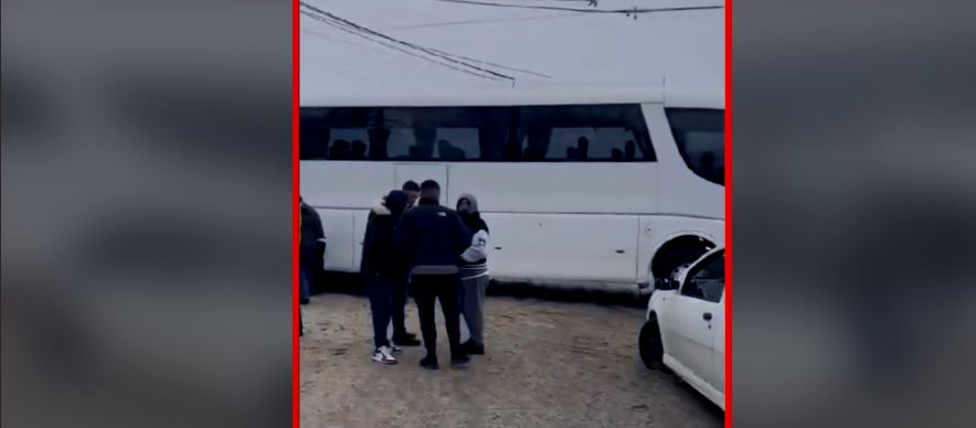 Prishet autobusi në Prevallë, bllokohet trafiku (VIDEO)