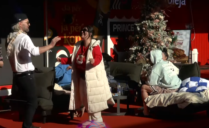 Banorët shijojnë hitin 'Mezi Pres', ndërsa Xuxi dhe Gresa vallëzojnë plot energji! (VIDEO)