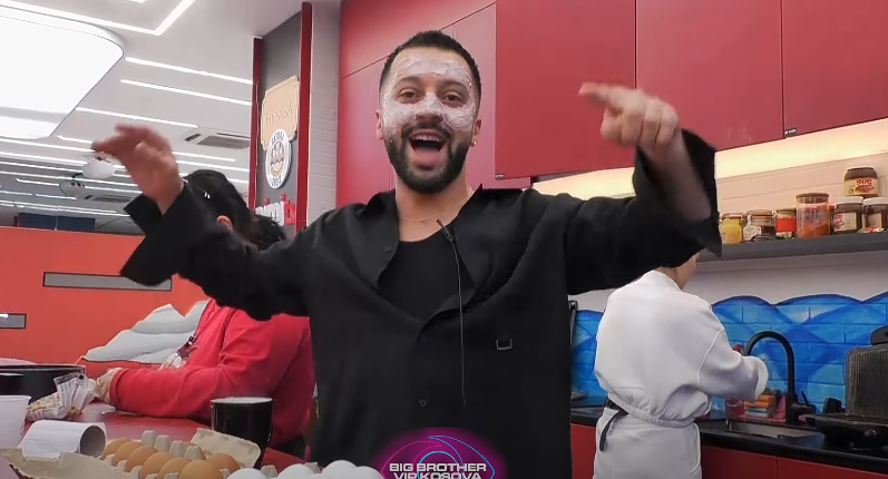Gjesti i drejtohet kamerës dhe ka një mesazh për njerëzit jashtë  (VIDEO)
