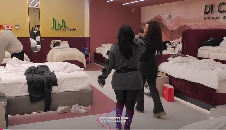 Atmosferë e bukur në shtëpi, banorët argëtohen me muzikë nga Vëllai i Madh (VIDEO)
