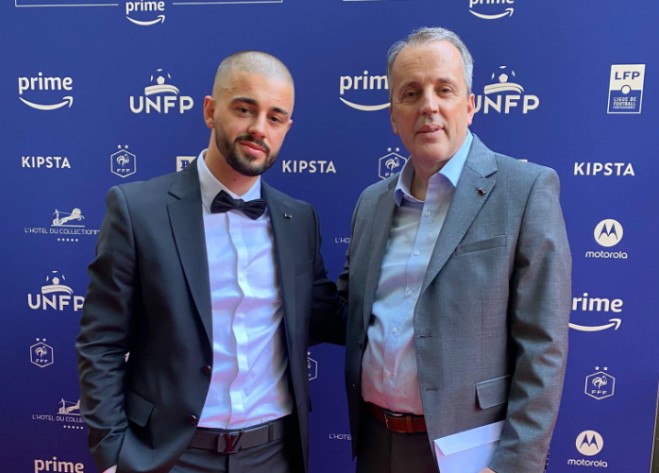 “Dihet për kënd” – Edon Zhegrova e ka kryer obligimin, ka votuar me postë (VIDEO)