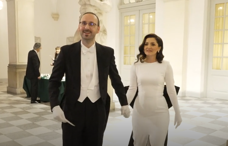 Gruaja e Faruk Ajetit merr vëmendje me paraqitjen e saj në festën e Vitit të Ri në Danimarkë