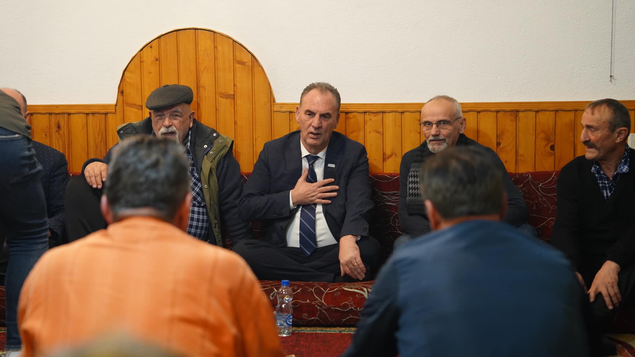 Limaj në Llapushnik, në odën që dikur shkoi me uniformë të UÇK-së