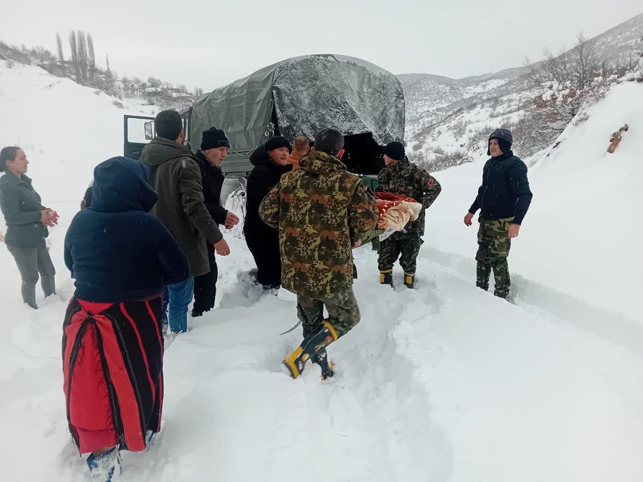 Reshjet e borës, forcat e armatosura transportojnë fëmijën e sëmurë në Bulqizë