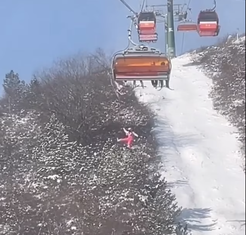 Pamje dramatike – momenti kur fëmija bie nga teleferiku