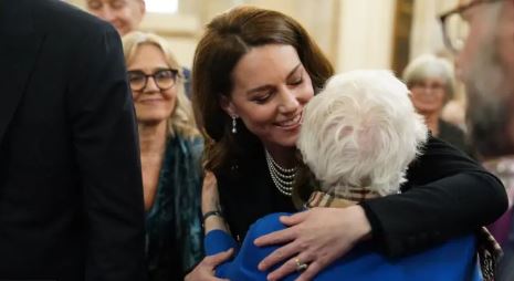 Princi dhe Princesha e Uellsit takojnë të mbijetuarit e Holokaustit në 80-vjetorin e çlirimit të Auschwitzit