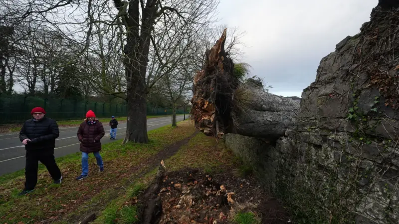 Stuhia Eowyn mbërthen Irlandën, një person humb jetën
