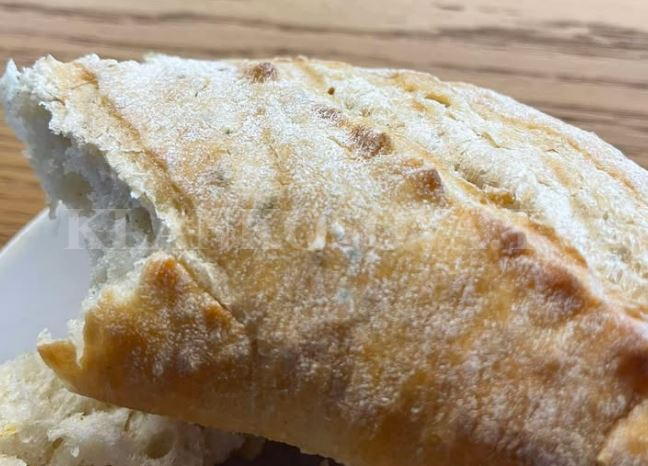 Konsumatorët shërbehen me bukë të mykur në një market në Çagllavicë (FOTO)