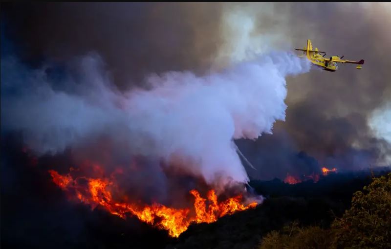Një avion i zjarrfikësve në Los Angeles përplaset me një dron