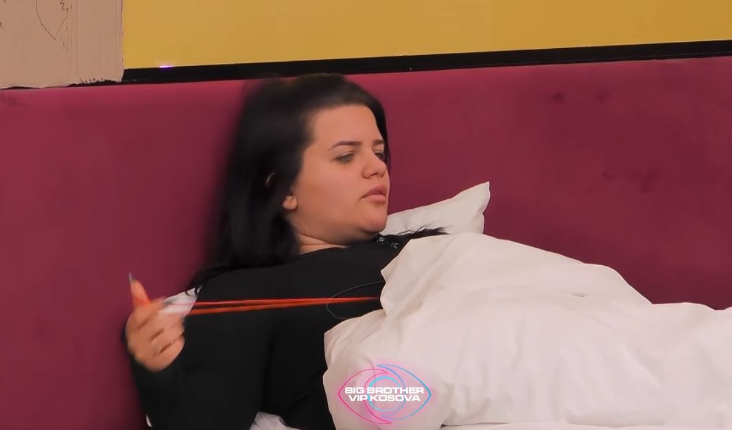 “Mos u ndiko prej një 21-vjeçari”, Gresa tregohet e ashpër me Rovenën (VIDEO)