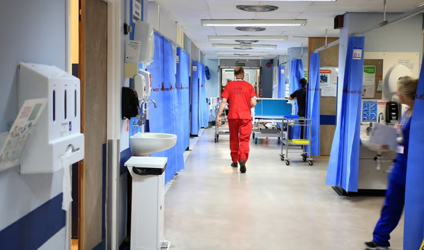 Alarmohen britanikët, rreth 5 mijë shtretër të mbushur çdo ditë nga virusi kinez