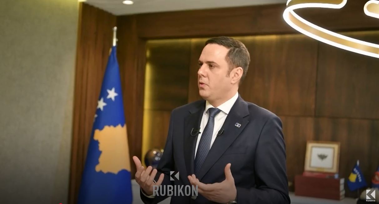 “Më dukej ‘cringe’ ta mbaj foton time”- Abdixhiku prezanton zyrat e LDK-së (VIDEO)