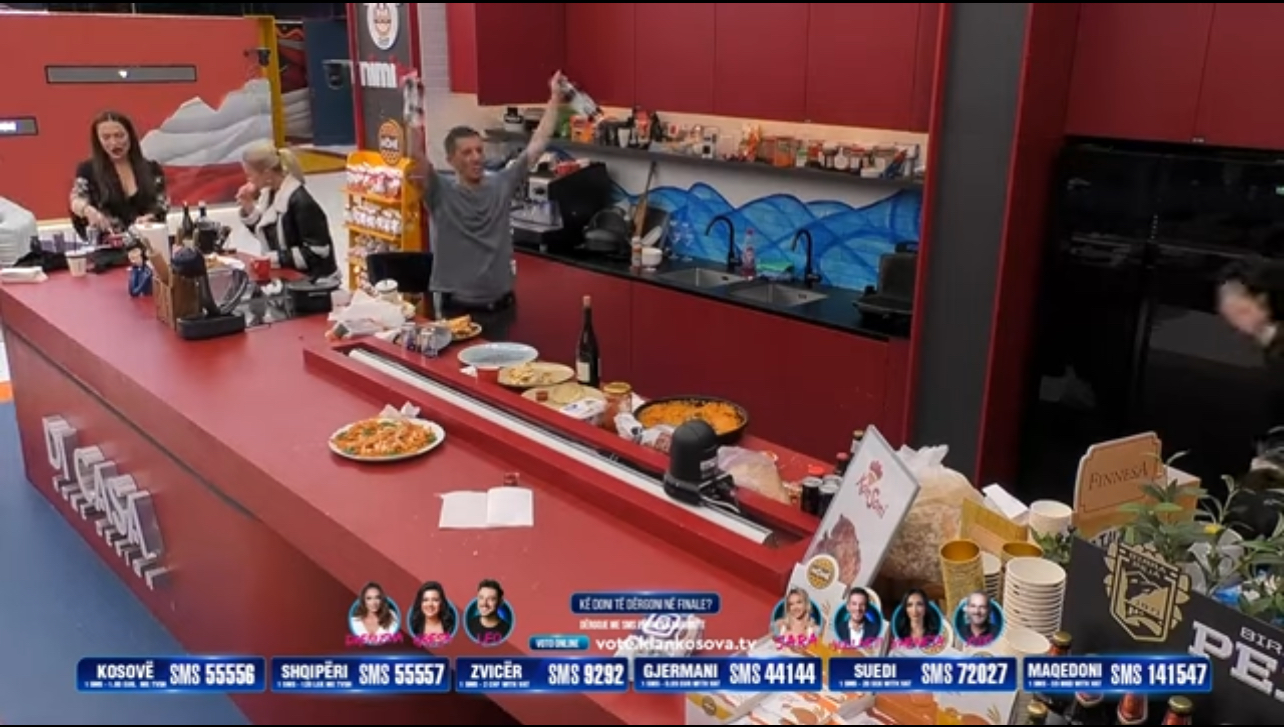 Pas përfundimit të 'party-t', banorët këndojnë njëzëri