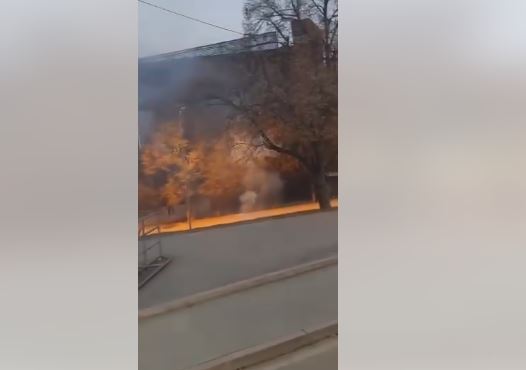 Ende pa nisur loja nxehet situata, tifozët e Trepçës tentojnë ta sulmojnë autobusin e Prishtinës (VIDEO)