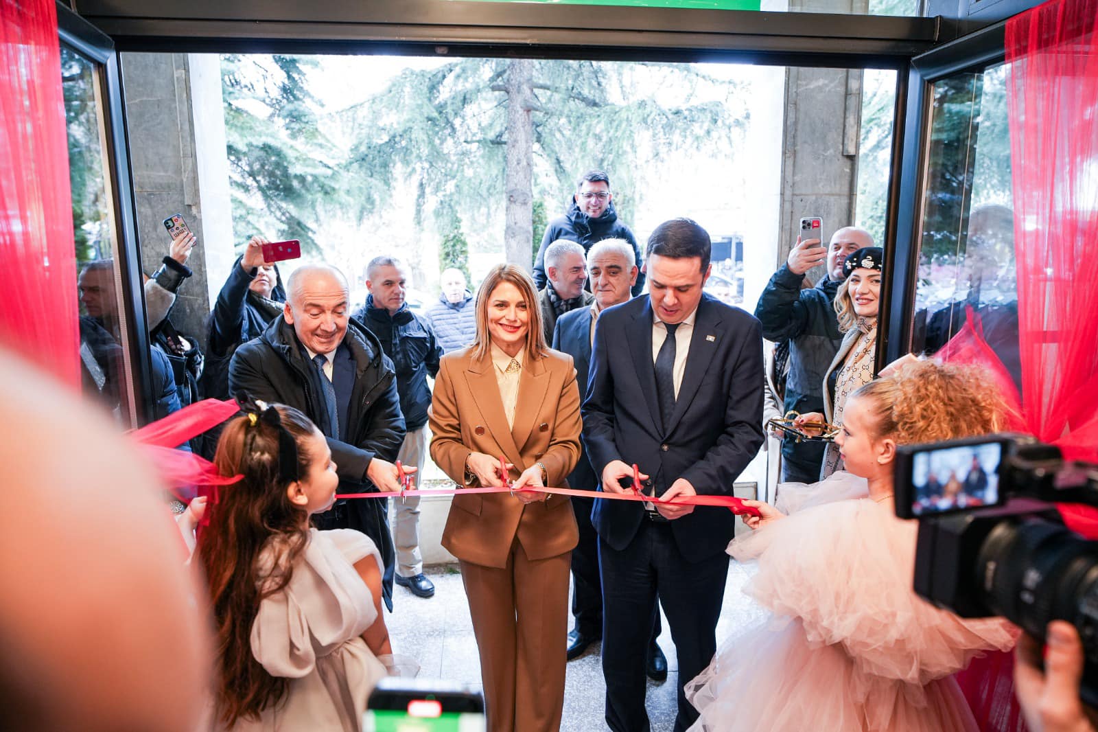 Abdixhiku përuron Galerinë e Arteve në Pejë: Ndryshimin e bëjmë bashkë, edhe në kulturë