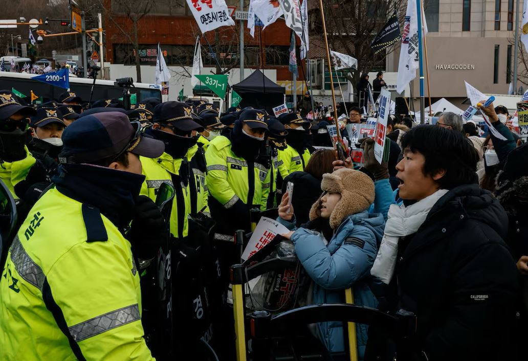 Hetuesit e Koresë së Jugut i kërkojnë presidentit në detyrë të hapë rrugën për arrestimin e tij