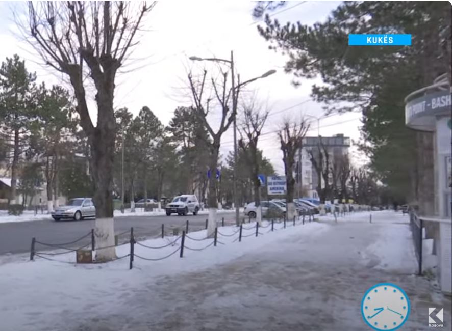 Rrugët e papastruara bllokojnë Kukësin dhe fshatrat përreth (VIDEO)