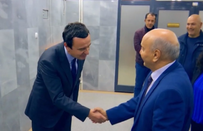 Deliu-Kodra kthen deklaratën e Kurtit për Mustafën, ia përshkruan dy maska si “dyfytyrësi” (VIDEO)