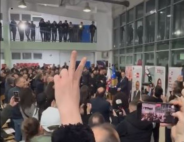 “Krejt Kosova LDK”, Abdixhiku pritet me brohoritje nga banorët e Kolovicës (VIDEO)