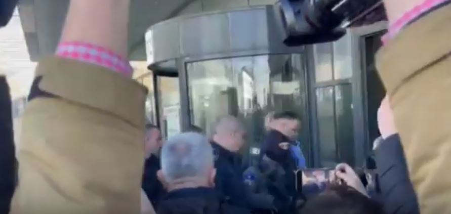 Pamjet nga momenti kur Naim Murseli nën masa të rrepta të sigurisë sillet para Gjykatës (VIDEO)