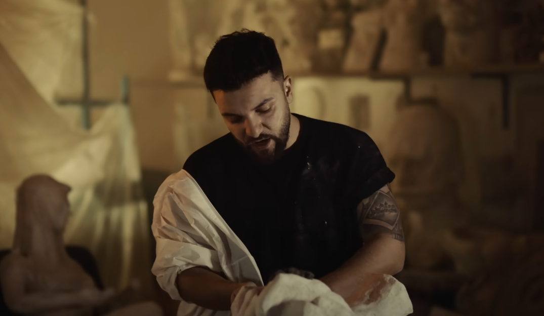 Olsi Bylyku thotë “njësoj” në këngën e fundit (VIDEO)