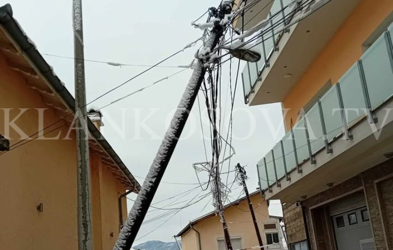 Banorët e Zhurit po përballen me mungesë të rrymës, të rrezikuar edhe nga shtyllat elektrike