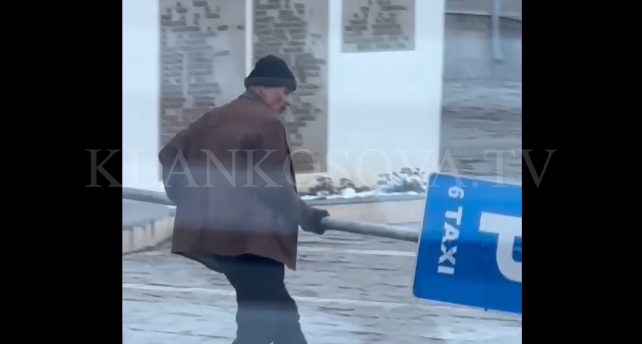 Taksisti në Prizren 'privatizon' parkingun, e vendos vet shenjën (VIDEO)