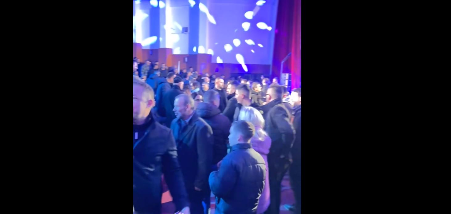 Qytetarët e Klinës mblidhen për ta pritur Abdixhikun (VIDEO)