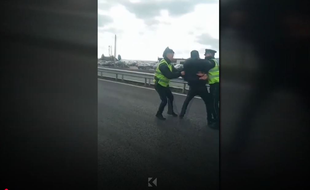 Policia ndërhyri në protestën e banorëve të Dumnicës së Vushtrrisë (VIDEO)