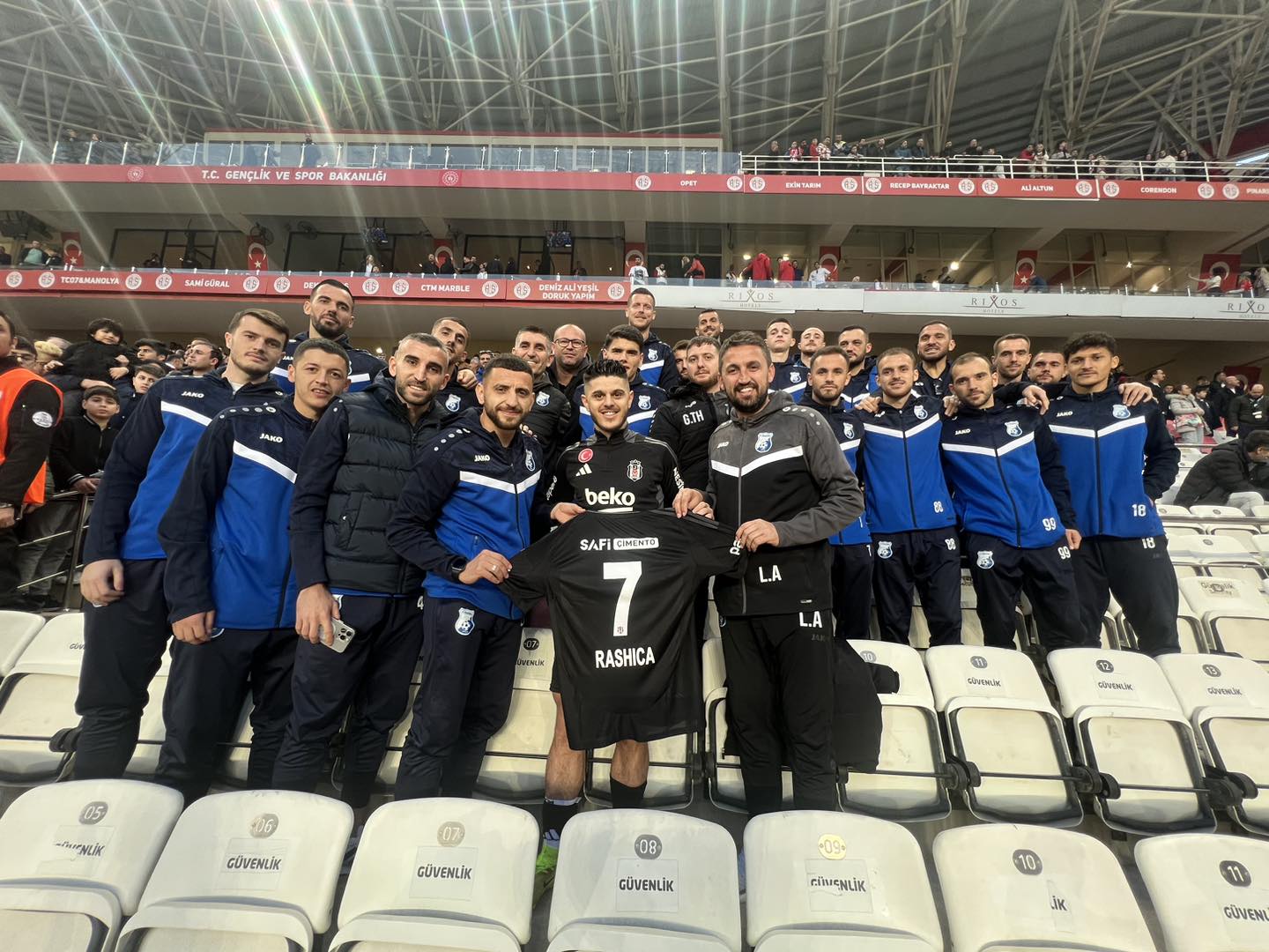Rashica s’e harron Vushtrrinë, i ftoi që ta shohin ndeshjen Antalyaspor-Besiktas