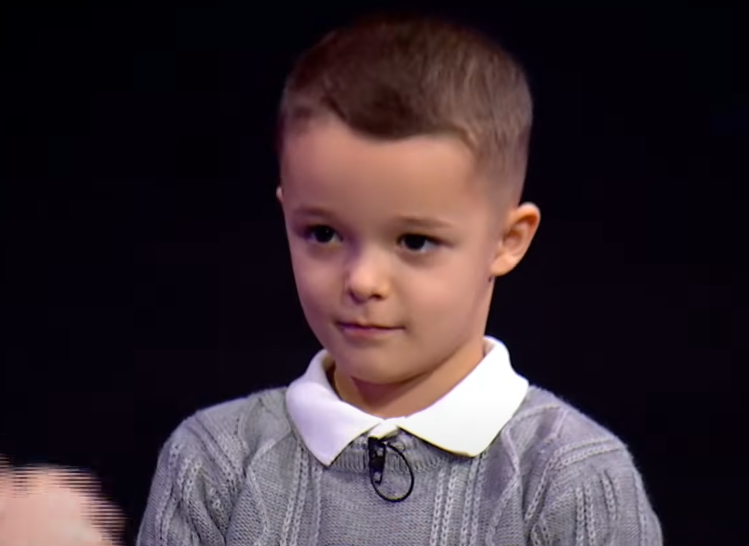 Pesëvjeçari që synon të hyjë në librin e “Guinnessit” me vetura të vogla (VIDEO)