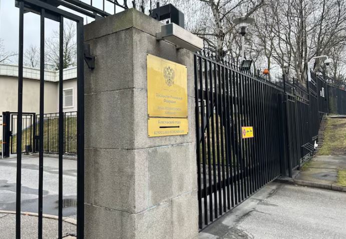 Policia suedeze arreston një person që tentoi të futej me forcë në ambasadën ruse në Stokholm
