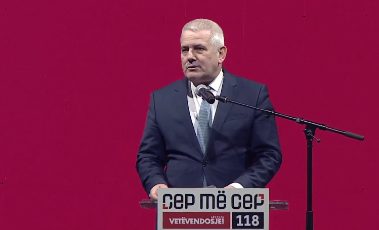 Sveçla thellon gjuhën denigruese, ofendon opozitën me shprehjet “bërlloga” e ‘’të pafytyrë’’