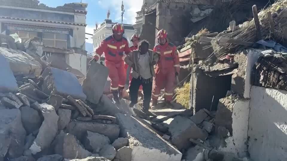 Zgjerohet kërkimi për të mbijetuarit e tërmetit në Tibet