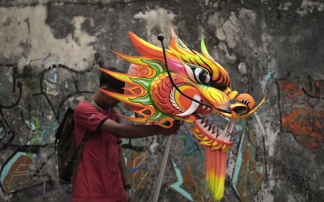 Indonezia mirëpret "Vitin e Gjarprit" me kukulla dragoi