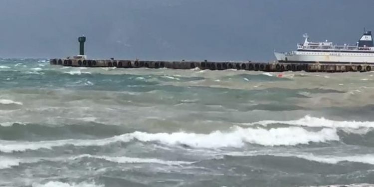 Kushtet e përkeqësuara të motit, pezullohet lundrimi në Vlorë