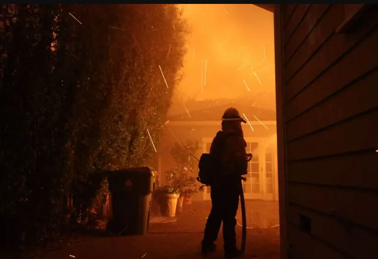 Banorët e Los Angeles thonë se zjarrfikësit po mbesin pa ujë