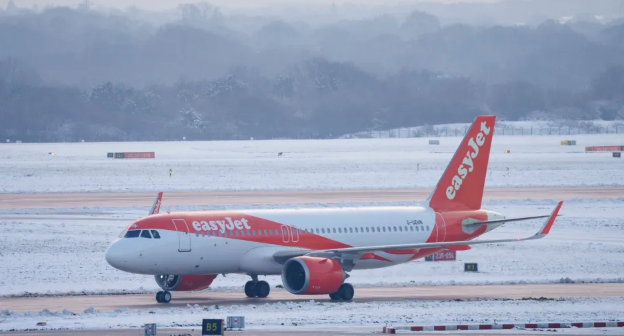 Aeroporti i Manchesterit mbyll pistat dhe vonon fluturimet për shkak të borës dhe akullit
