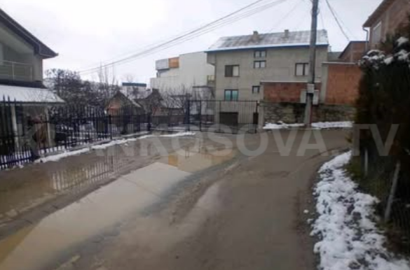 20 shtëpi në Lagjen e Re në Gjilan mes baltës, kërkojnë asfaltim të rrugës