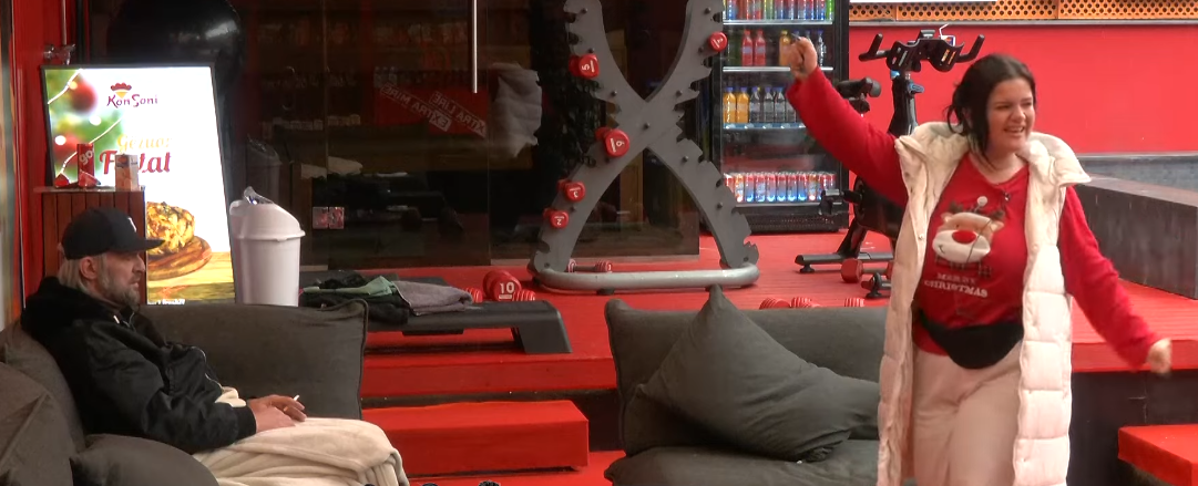 Gresa nis ditën plot energji, performon këngë malësore bashkë me Xuxin (VIDEO)