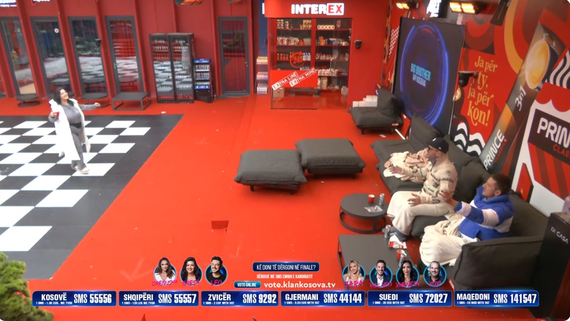 Atmosferë fantastike në shtëpi, Gresa shijon muzikën – del e kërcen në oborr (VIDEO)