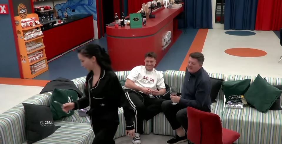 Milaimi ngacmon Xhenetën: Shumë seksi po dukesh (VIDEO)