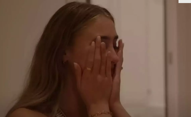 Lily Phillips shpërthen në lot pas sfidës virale ekstreme