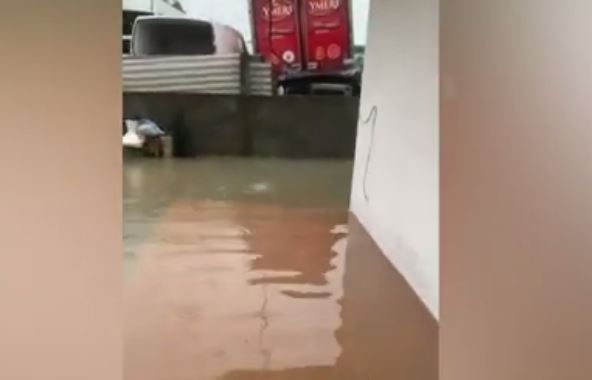 Përmbytjet nga moti i keq në Durrës, evakuohen 10 familje (VIDEO)